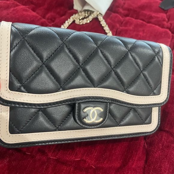 SOLD 2023 authentic Chanel flap phone holder - Picture 6 of 10